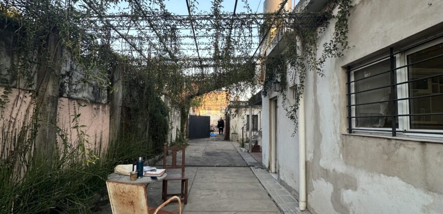 CASA DE UN DORMITORIO CON COCHERA!!!