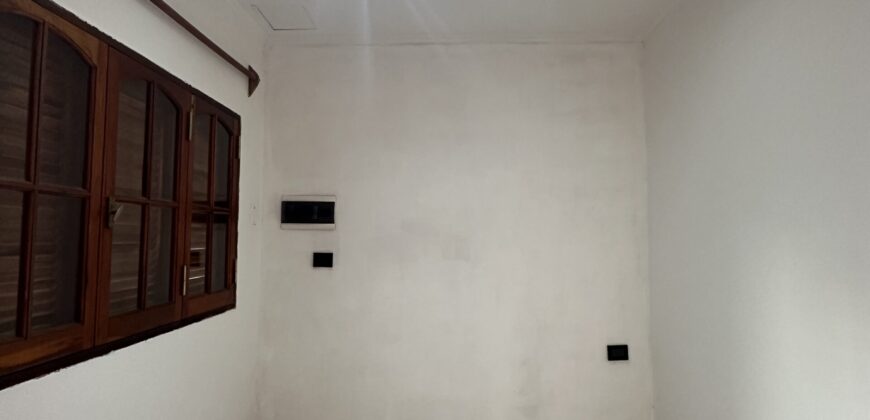 CASA DE UN DORMITORIO CON COCHERA!!!
