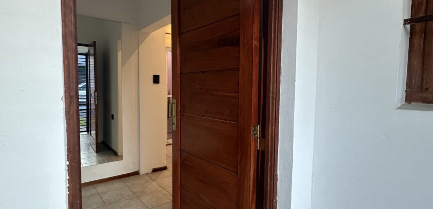 CASA DE UN DORMITORIO CON COCHERA!!!