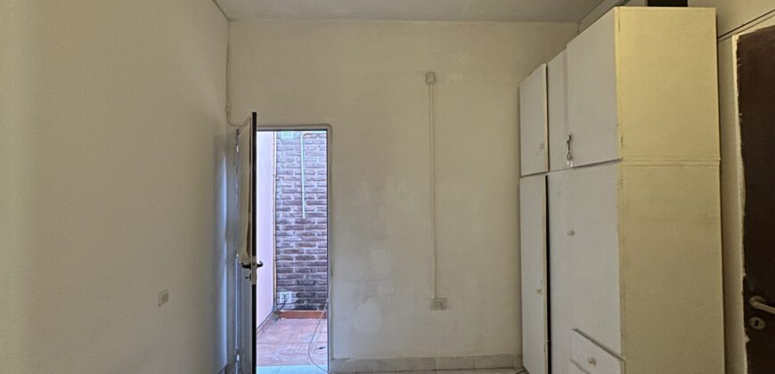 CASA DE UN DORMITORIO CON COCHERA!!!