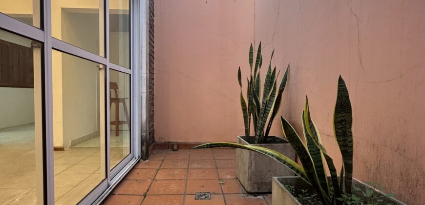 CASA DE UN DORMITORIO CON COCHERA!!!