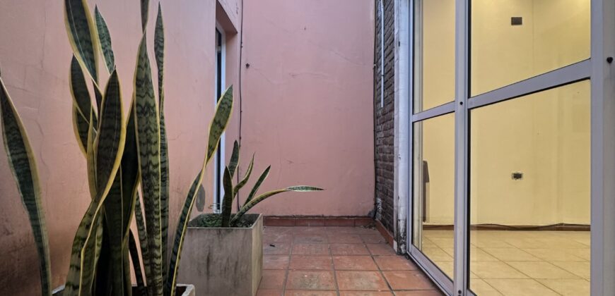 CASA DE UN DORMITORIO CON COCHERA!!!
