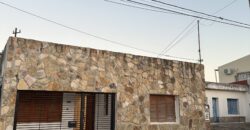 CASA DE UN DORMITORIO CON COCHERA!!!
