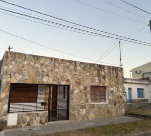 CASA DE UN DORMITORIO CON COCHERA!!!
