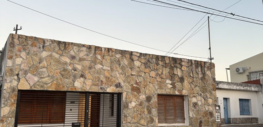 CASA DE UN DORMITORIO CON COCHERA!!!