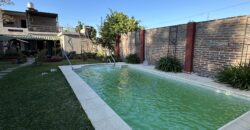 Ideal para vivir e invertir – Propiedad con dos unidades y pileta