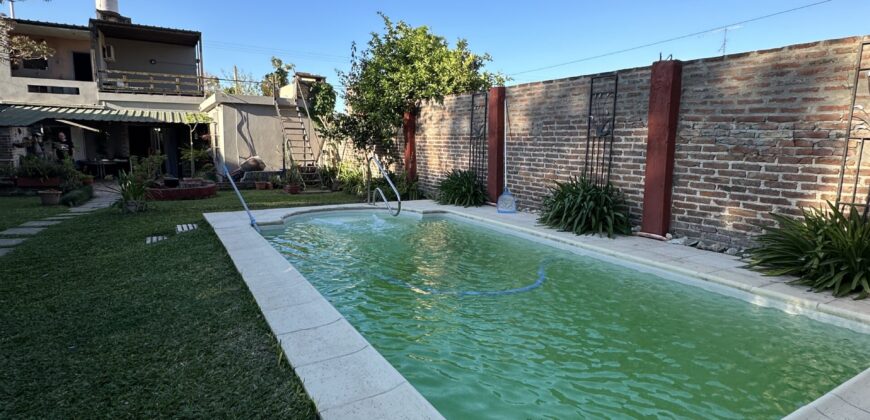 Ideal para vivir e invertir – Propiedad con dos unidades y pileta