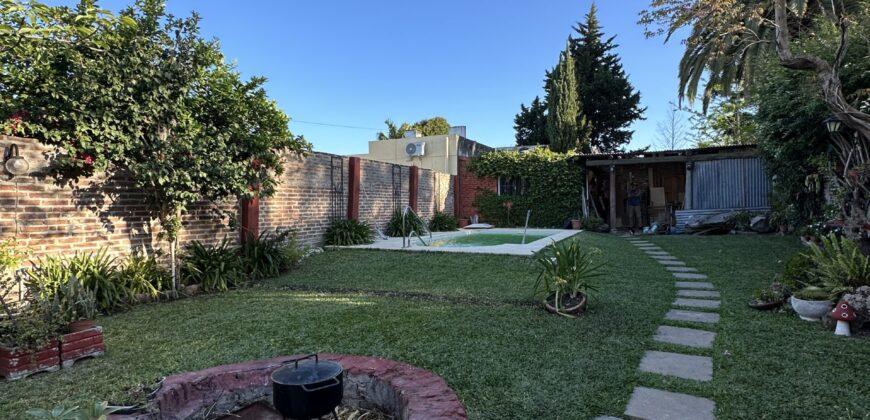 Ideal para vivir e invertir – Propiedad con dos unidades y pileta
