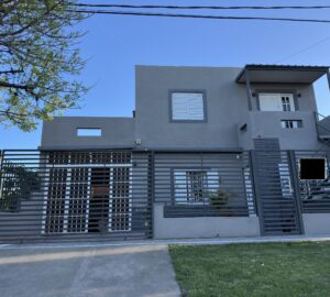 Ideal para vivir e invertir – Propiedad con dos unidades y pileta
