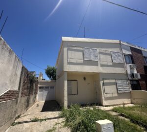 CASA DE 3 DORMITORIOS CON COCHERA Y PATIO!!!